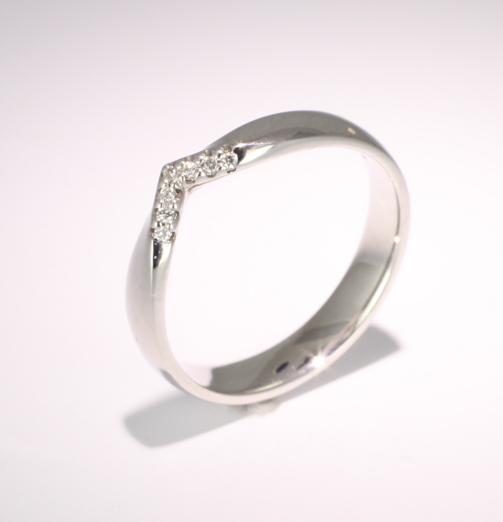 V Shaped Wedding Ring (R1171.dia7) - All Metals