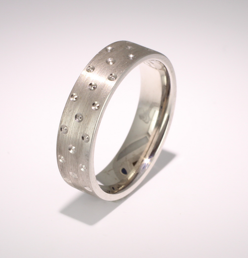 Patterned Designer White Gold Wedding Ring - Cuidado