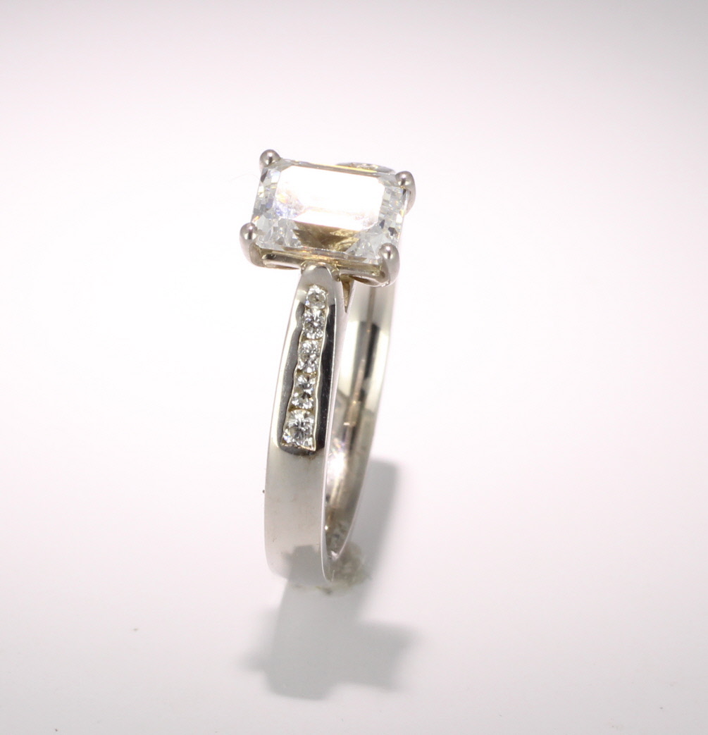 Engagement Ring with Shoulder Stones - (TBC909MTSS)