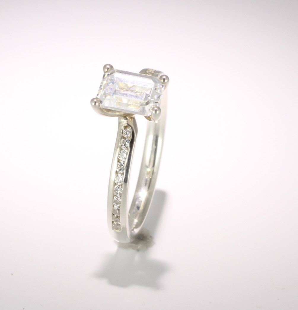 Engagement Ring with Shoulder Stones - (TBC910)