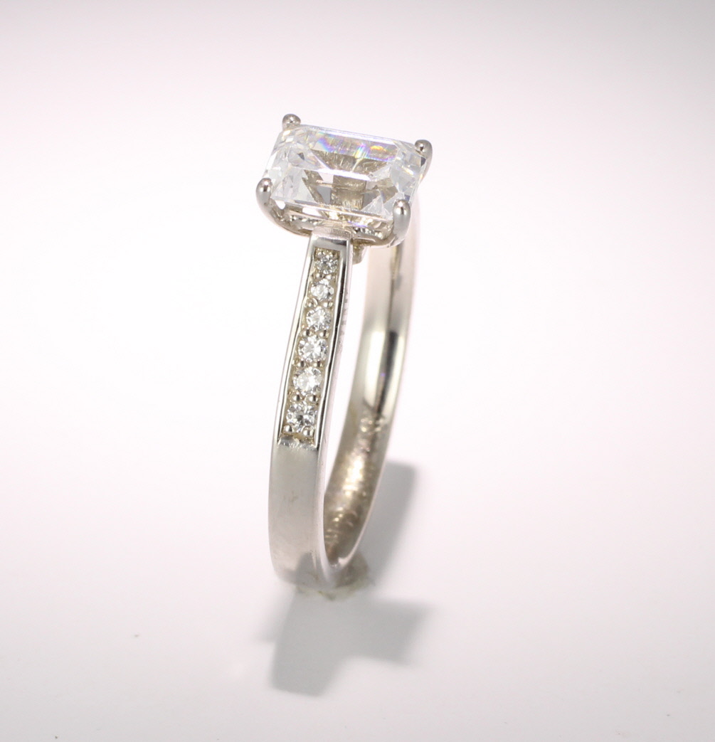 Engagement Ring with Shoulder Stones - (TBC913) 