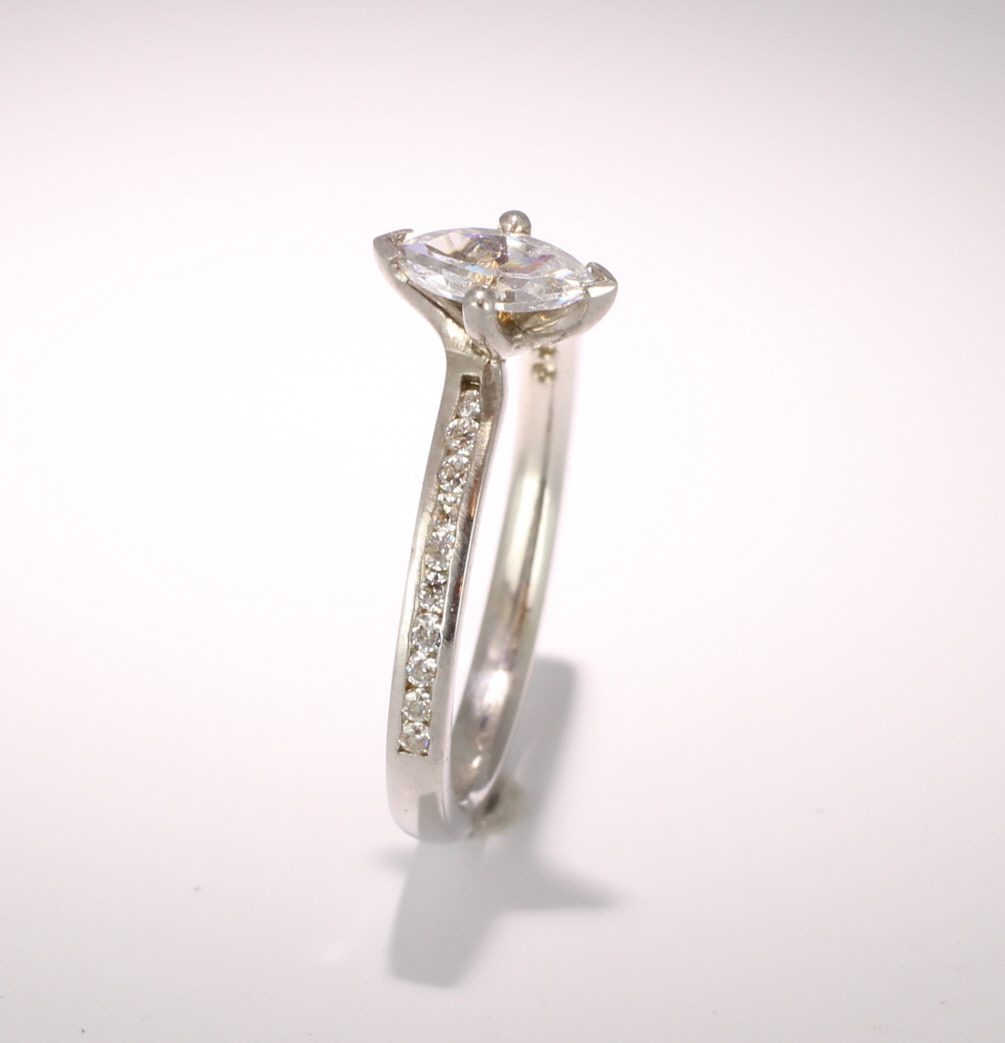 Engagement Ring with shoulder stones (TBC880) - GIA Certificate